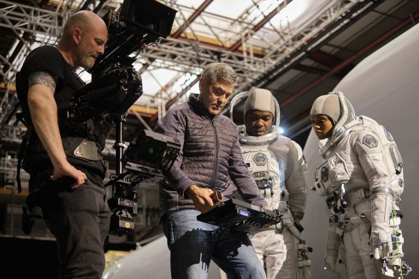 Redatelj Clooney sa snimateljem Martinom Ruheom i glumcima Davidom Oyelowom i Tiffany Boone