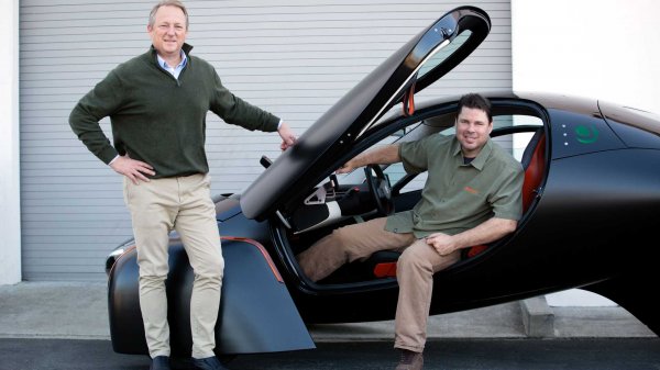 Aptera i odgovorni izvršni direktori Aptere Motorsa Steve Fambro i Chris Anthony (desno)