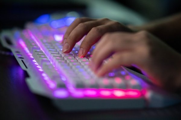 Posebnu pažnju treba obratiti kada se podaci dijele na internetu i nikako ih ne treba ustupati nepoznatim osobama