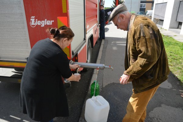 Dostava vode cisternama nije rijetkost niti u Hrvatskoj