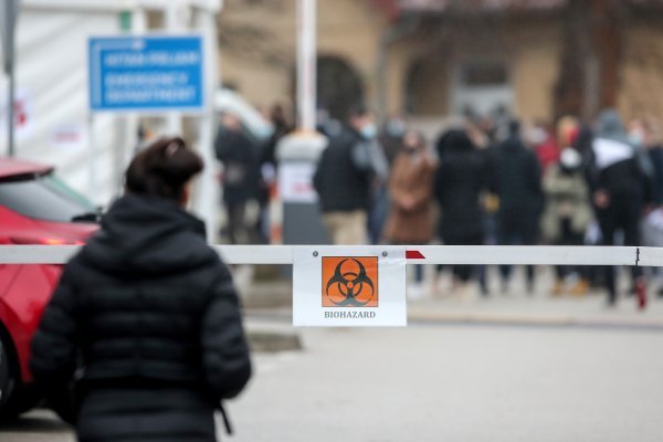 Gužva ispred trijažnih šatora u zaraznoj bolnici Fran Mihaljević