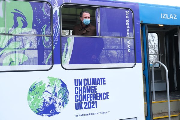 Veleposlanik Velike Britanije Andrew Dalgleish je pustio u promet tramvaj br. 13 brandiran temom COP26
