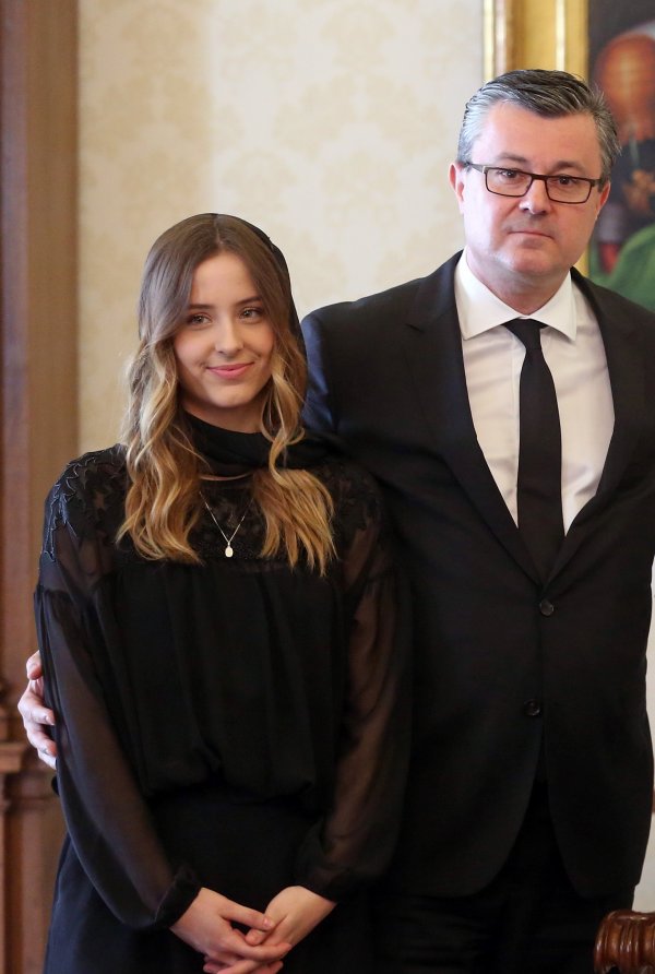 Ella Orešković bila je s tatom i ostatkom obitelji kod pape Franje u travnju 2016. godine. Danas je plavuša