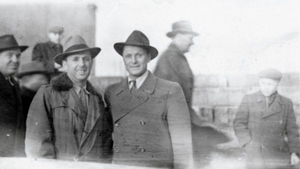 Josef Bican u 'civilu' (desno na fotografiji)