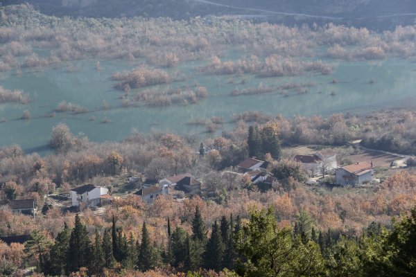 Ministar Horvat obišao poplavljeno područje kod Vrgorca