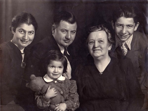 Stjepan Radić mlađi (desno) s roditeljima, sestrom i bakom Marijom Radić tijekom Drugog svjetskog rata