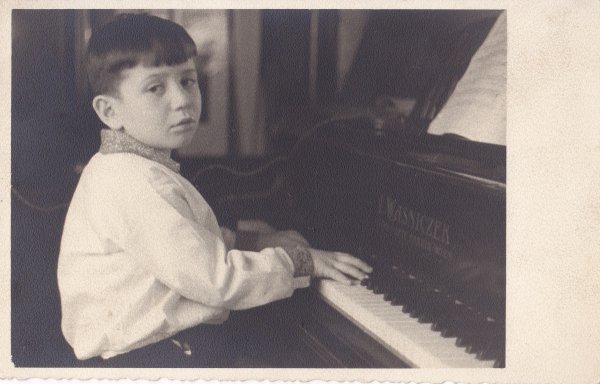 Stjepan Radić mlađi kao dječak za klavirom