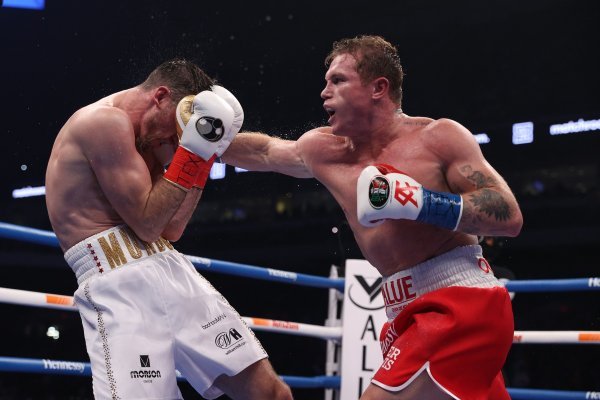 Canelo Alvarez vs Callum Smith