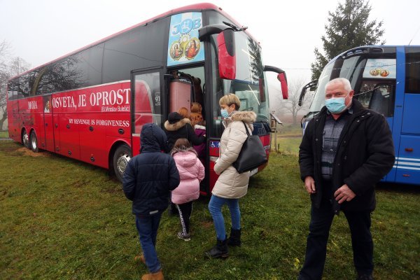 Završje: Župnik slavi misu u kapelici, a vjernici je prate u grijanim autobusima ispred nje