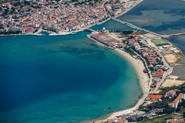 Otok Pag podijeljen je između Zadarske i Ličko-senjske županije te se aktualna odluka odnosi i na stanovnike gradova Paga i Novalje kojima je zabranjeno međusobno se posjećivati