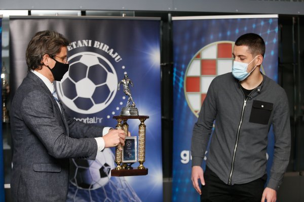 Arijan Ademi, Dinamov igrač, proglašen najboljim nogometašem godine u izboru 'Kapetani biraju'