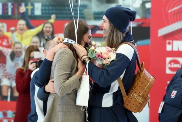 Ćamila Mičijević predaje brončanu medalju s EP-a Ivani Kapitanović