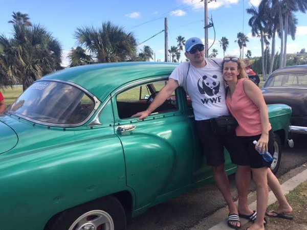 Nemojte otići s Kube a da se niste vozili u oldtajmeru, kaže Petra (na slici sa suprugom)  