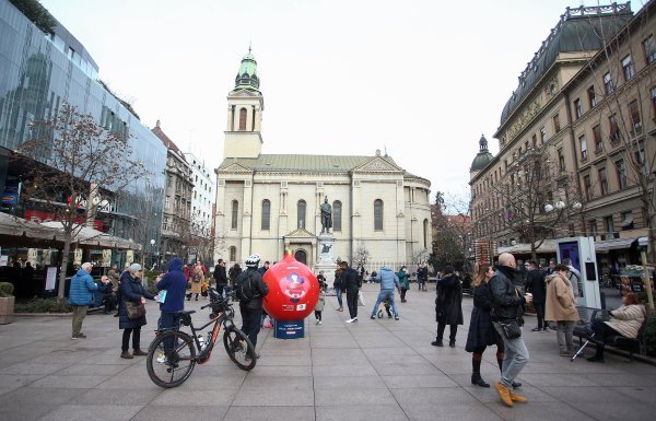Brojni građani u šetnji centrom Zagreba