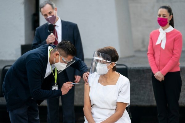 Medicinska sestra Maria Irene Ramirez prva je osoba cijepljena u Meksiku