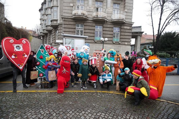 Kostimirani umjetnici na božićno jutro zapjevali ispred Klinike za dječje bolesti