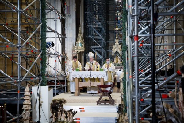 Josip Bozanić predvodi misu u oštećenoj katedrali