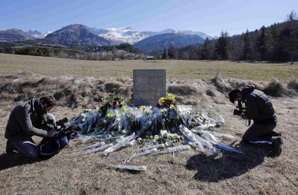 Spomen-ploča žrtvama nesreće Germanwingsovog aviona u Alpama