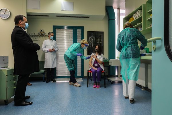Zagreb: Cijepljenje prvih zdravstvenih djelatnika u KB Dubrava