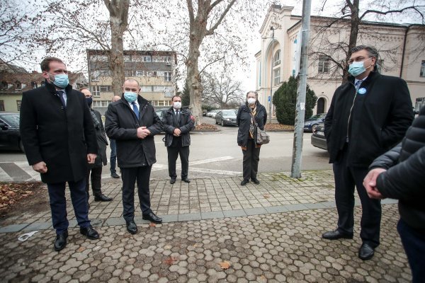 Premijer i predsjednik RH u društvu ministara stigli u Sisak