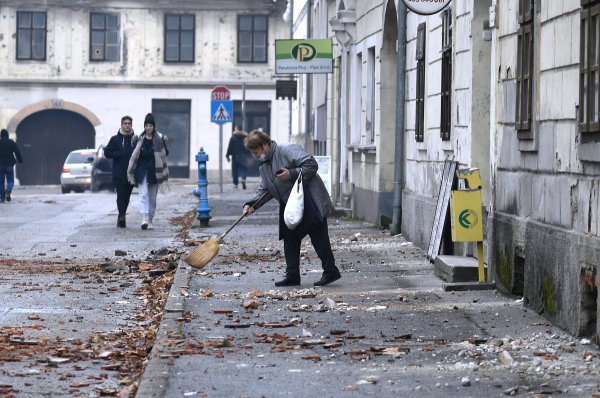 Kao i prije 111 godina, cigle i crepovi padali su sa kuća