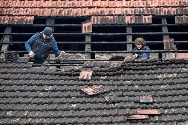 U selu Brest Pokupski potres je teško oštetio krovove kuća