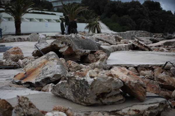 Olujno jugo u potpunosti uništilo dubrovačku plažu ispod hotela President