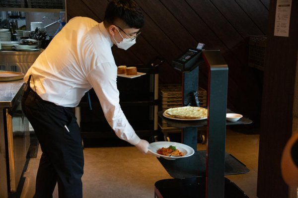Konobar korejskog restorana Mad for Garlic prepušta raznošenje obroka gostima robotu kojim upravlja AI