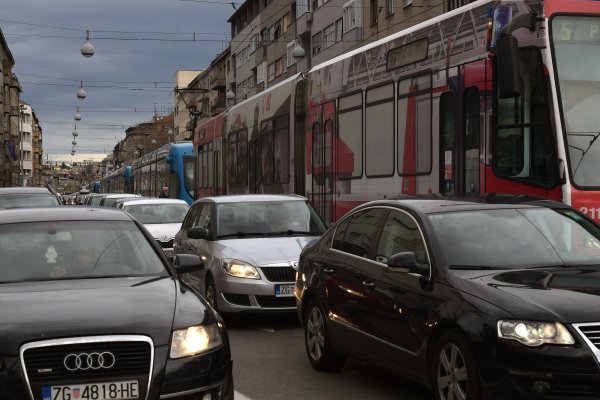 Velike prometne gužve i zastoj tramvaja u Šubićevoj ulici