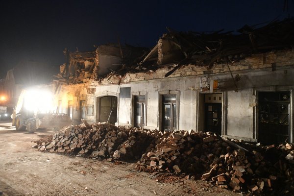 Noćno raščišćavanje Petrinje nakon potresa