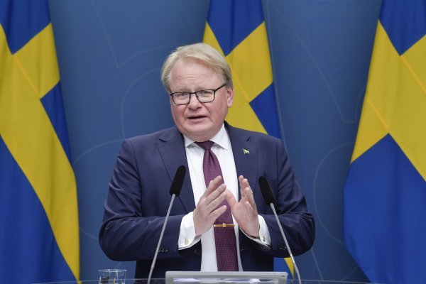 Švedski ministar obrane Peter Hultqvist naglašava švedsku neutralnost, ali i surađuje s NATO-om