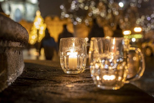 Praški ugostitelji prosvjedovali paleći svijeće u kriglama