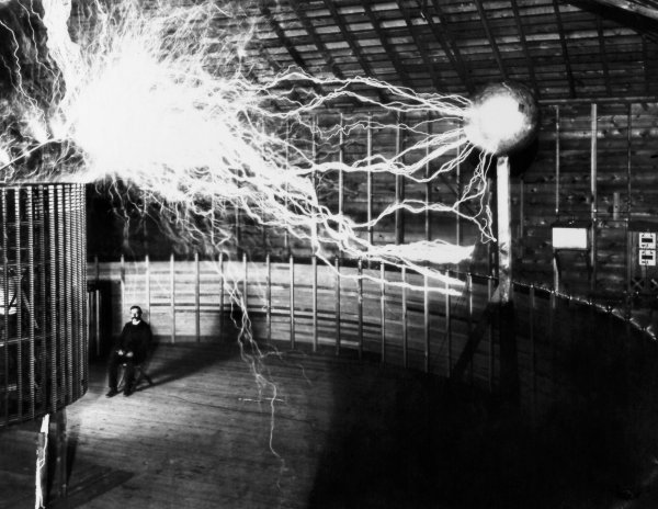 Pokus s Teslinom zavojnicom, oko 1899. godine