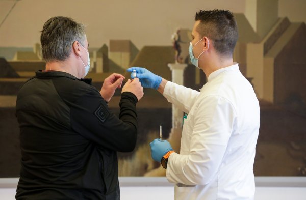 Zagreb: Predsjednik Zoran Milanović javno se cijepio protiv koranavirusa