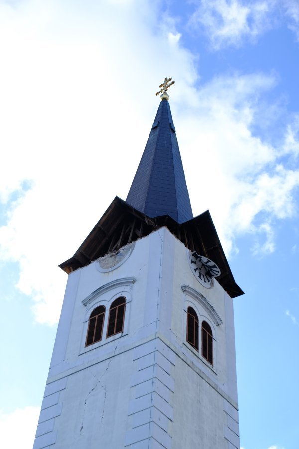 Toranj sisačke katedrale teško je nastradao