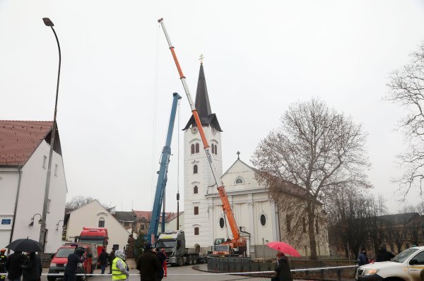 Uklanjanje oštećenog tornja sisačke katedrale