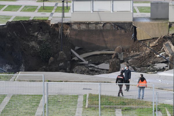 Rupa na parkiralištu u Napulju