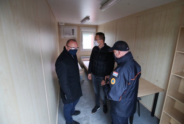 Uručena prva dva kontejnera mađarske donacije potresom pogođenim područjima