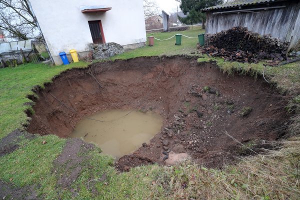 Rupa u zemlji u selu Mečenčani