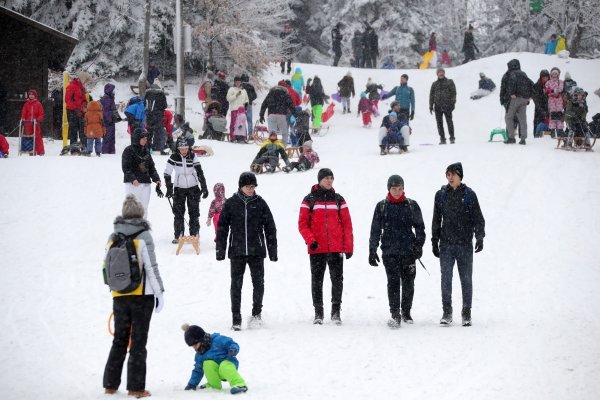 Zagrepčani pohrlili na Sljeme uživati u snijegu