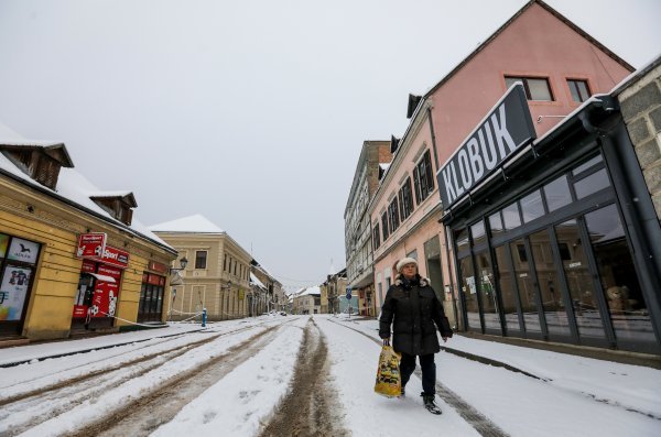 Razrušeni centar Petrinje pod snijegom