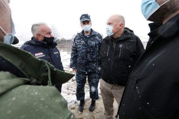 Petrinja: Obilazak vojske koja priprema prostor za kontejnersko naselje