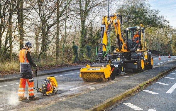 Čuveni britanski proizvođač radnih strojeva i mehanizacije JCB je lansirao novu verziju svog stroja za popravak rupa