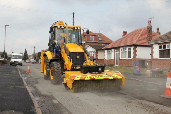 Pothole Master, predstavljen 2014. godine, temeljio se na manje svestranom rovokopaču 3CX