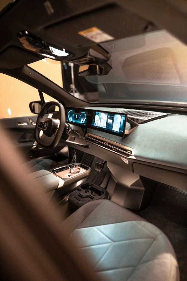 BMW najavljuje sljedeće poglavlje u svom zaslonu i operativnom sustavu, koje je postavljeno za prijenos interakcije vozač-vozilo u novo digitalno i inteligentno doba