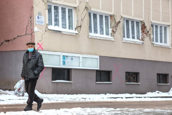 Gradska svakodnevica u razrušenoj Petrinji u teškim zimskim uvjetima