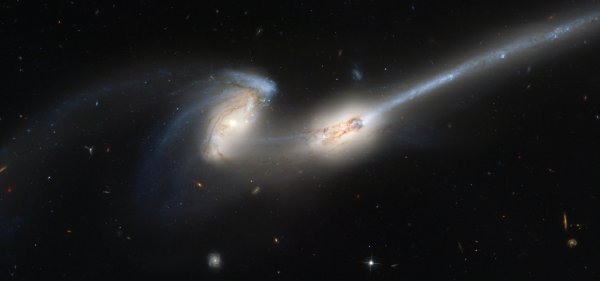 Svemirski teleskop Hubble snimio je sudar galaksija poznatih kao Miševi zbog dugih repova zvijezda i plina koji su izvirali iz svake galaksije