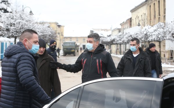 Predsjednik Zoran Milanović obišao kuhare volontere u Petrinji