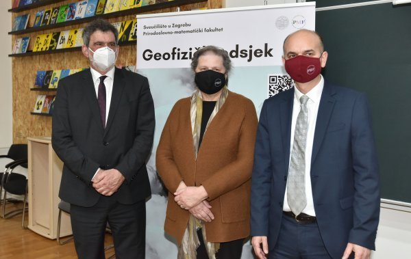 Ministar znanosti i obrazovanja Radovan Fuchs, rukovoditeljica Seizmološke službe Ines Ivančić i dekan PMF-a Mirko Planinić