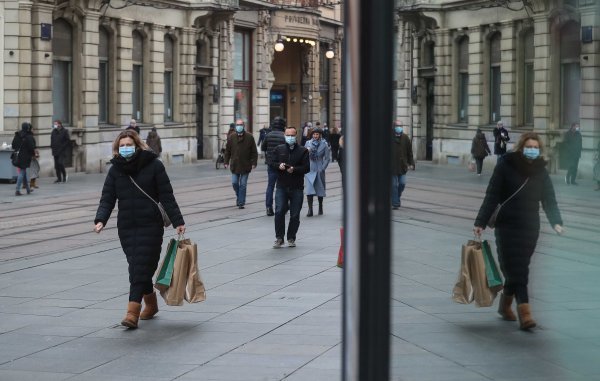 Većina građana nosi zaštitne maske i na otvorenom prostoru, Zagreb